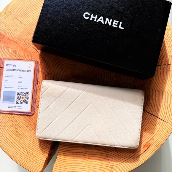 CHANEL Ivory Chevron Leather Wallet - Picture 8 of 16